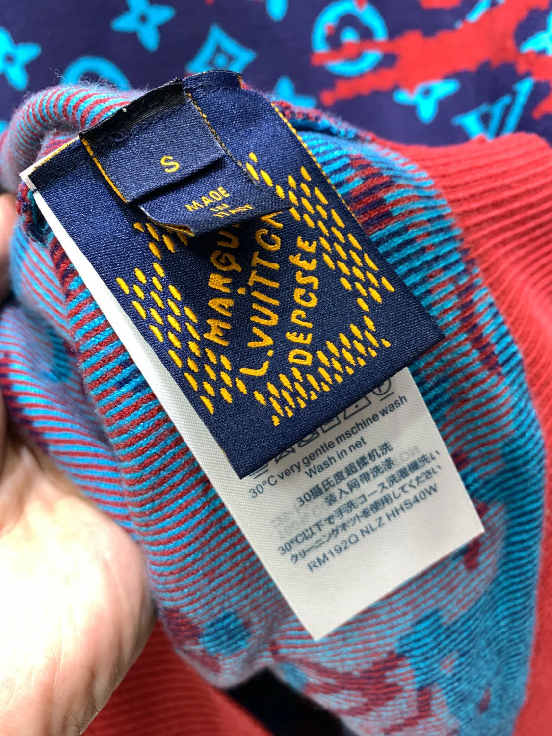🅿️400 🀄️ Louis Vuitton Louis Vuitton 26ss🐍 new year's autumn and winter new camouflage gradient knitted sweater. It took 15 days to repair it stitch by stitch. It was repeatedly knitted and compared with the modified garments. Each code will change according to the letter positioning. The material is a fusion of two wools and a circle yarn. The wool yarn is a 60-count fine imitation yarn. The floral yarn is very difficult to dye. The minimum order quantity is 1 ton and the cycle is very long. I started coloring after buying the original version and adjusted the color 4 times. Different materials have different interweaving shrinkage rates to ensure that the size and positioning of the pattern remain unchanged. Various adjustments are needed. The surface has a three-dimensional effect. The blue part is very fluffy. The presbyopic part is flat. The yarn material is red, blue and light blue all-wool. The red part is special yarn 50 wool. Positioning of letters in the center of the body. Positioning of letters on the cuffs. Positioning of a row of letters above the hem. Positioning of collar letters. Weaving imported Stoll 12-needle machine. One piece of clothing takes 150 minutes. In the later stage, the hand-sewn plate needs to be positioned and aligned, and the strip output is very low. The washing water is washed with special additives to create a three-dimensional and high-end feeling. It is made according to the feel of the original version. Steam setting is made according to the original pattern and the template is set at high temperature. It will not shrink. Manual marking is fixed. Only one stitch is sewed. Quality inspection is done twice. Air is sucked to remove stray hairs.